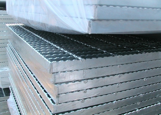 China Passos de escada de aço galvanizados do escape de fogo que embalam livre a placa de 3 - de 10mm fornecedor