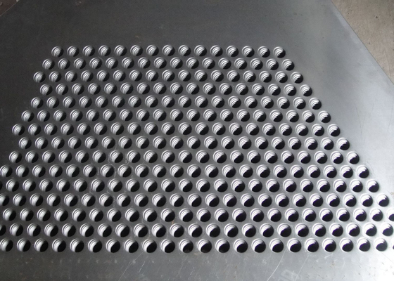 China Folha galvanizada perfurada mergulhada quente, placa de aço perfurada para o passo de escada fornecedor