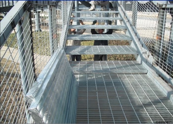 China 30 x 3 passos de escada de aço galvanizados cofre forte para o peso leve resistente fornecedor