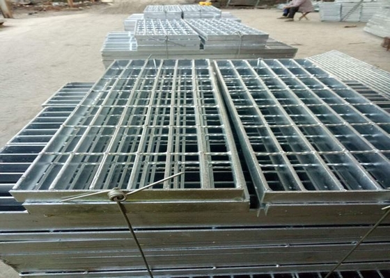 China Passos de escada do metal de ASTM Q235 SS304, passo de escada 25 x 3 de aço inoxidável fornecedor