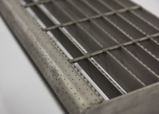 China Etapas de aço galvanizadas composto, passos da etapa do metal com placa quadriculado fornecedor