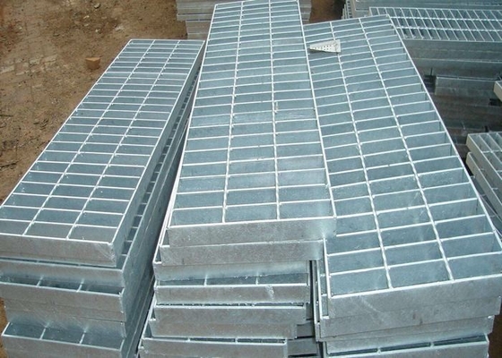 China Passagem grating de aço galvanizada resistente à corrosão do metal da prata 32 x 5 fornecedor