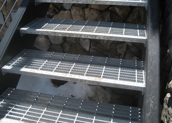 China Superfície galvanizada de aço galvanizada exterior do mergulho quente de passos de escada do GV fornecedor