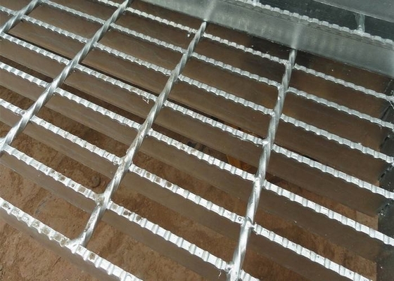 China Grating de aço serrilhado galvanizado para o material da placa de assoalho Q235low Cardon fornecedor