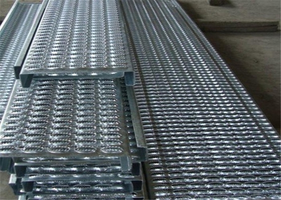 China Aço exterior de aço galvanizado resistente da escada Q235 dos passos de escada do deslizamento fornecedor
