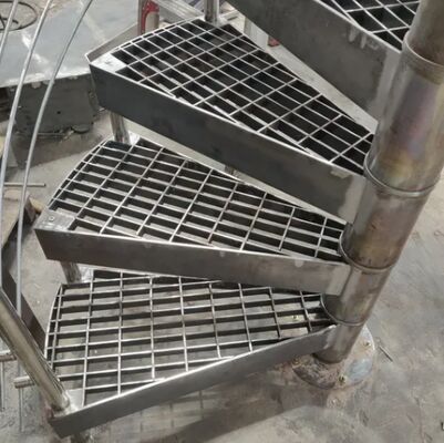 Grade de aço galvanizado com propriedades antiderrapantes e de alta resistência para segurança na oficina