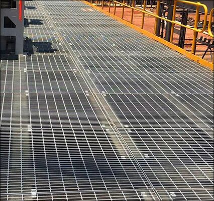 Grelhas de aço galvanizadas a quente personalizadas com barras serradas e barra de rolamento de 25x3 para plataformas industriais