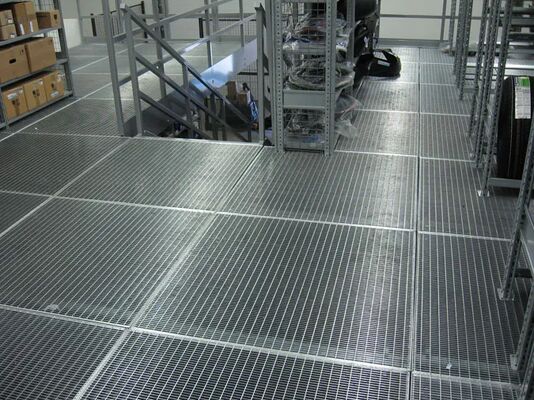 Grade de aço antiderrapante galvanizada a quente com tamanhos personalizáveis ​​para plataformas de grade de barra de metal
