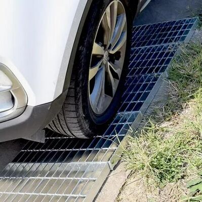 Grelhas de aço de barras de rolamento serrilhadas com acabamento galvanizado a quente e tamanhos personalizáveis para plataformas industriais