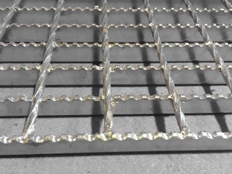 Grelha de piso para vala antiderrapante serrilhada soldada em aço galvanizado para serviço pesado