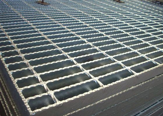 30X3mm Passeios Hot DIP Galvanizado Metal Bar de Rolamento Grade Serrated Soldado de aço rede de pisos de trincheira de drenagem Cobertura Tec-Sieve Expandido de aço Grating para rampa de reboque
