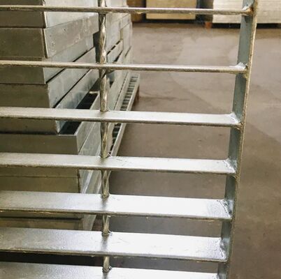 Grelhas de aço galvanizado DIP a quente com tipo de barra 25 x 5 x 3 I e passo de barra de rolamento de 30 mm para plataformas pesadas