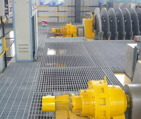 Grelha de aço galvanizado resistente à corrosão com espaçamento de barra transversal de 38/50/76/100mm e grau A36 para uso em calçadas e industrial