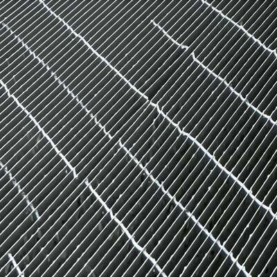 Plataforma de grades de aço galvanizado DIP a quente com propriedades anticorrosivas e desenhos personalizáveis para uso industrial