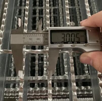Grelha de Aço Galvanizado Serrilhada para Serviços Pesados - Grelha de Barras com Travamento por Pressão para Plataformas Industriais