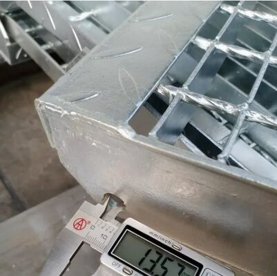 Pistas de escada de aço galvanizado resistentes à corrosão e resistentes à corrosião com superfície antiderrapante para caminhadas seguras