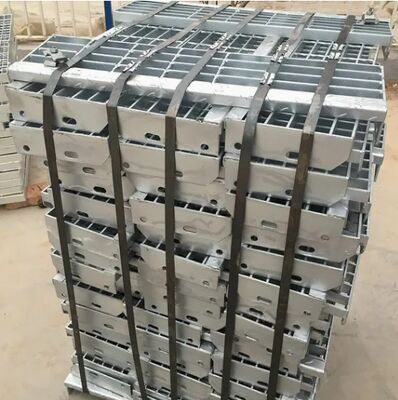Degraus de escada de aço galvanizado por imersão a quente com borda antiderrapante e tamanhos personalizáveis para uso industrial