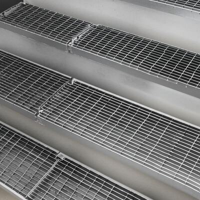 Degraus de escada de aço galvanizado por imersão a quente com borda antiderrapante e tamanhos personalizáveis para uso industrial