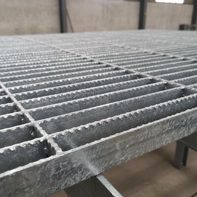 Grelhas de aço galvanizado serrilhado com barra de rolamento de 25x5 mm para calçadas e plataformas duráveis