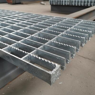 Grelhas de aço serrilhado galvanizadas com barra de rolamento de 25x5 mm para pisos de plataforma antiderrapante
