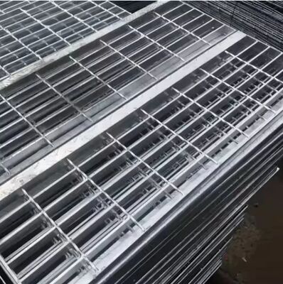 Grade de aço galvanizado com propriedades antiderrapantes e de alta resistência para segurança na oficina