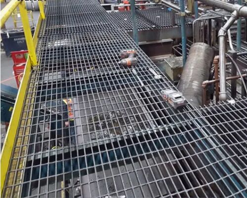 Grade de aço galvanizado com propriedades antiderrapantes e de alta resistência para segurança na oficina