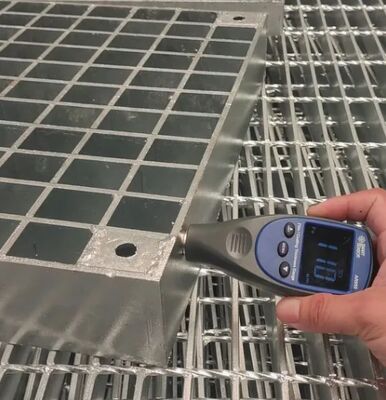 Grelhas de aço galvanizadas a quente personalizadas com barras serradas e barra de rolamento de 25x3 para plataformas industriais