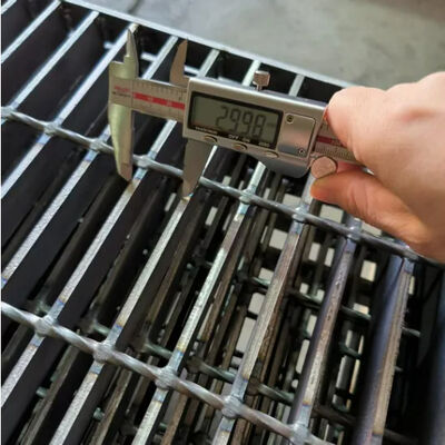 Plataforma galvanizada de grades de aço antiderrapante com tamanhos personalizáveis para passadiços e uso industrial