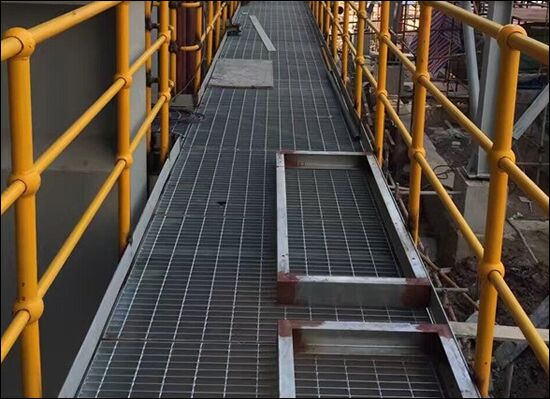 Plataforma industrial de grades de aço galvanizado antiderrapante com tamanhos personalizáveis