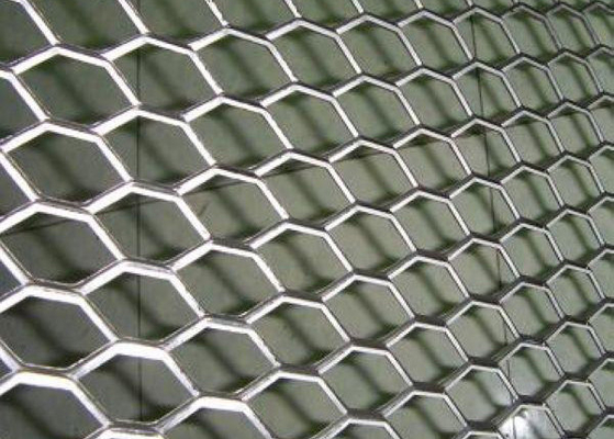 O furo do rombo expandiu a espessura de superfície galvanizada mergulhada quente 4mm da malha do metal