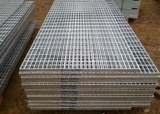 O assoalho industrial grating de aço da plataforma da cor da tira raspa o tipo liso