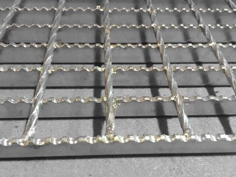 Grelha de Aço Galvanizado para Cobertura de Valas de Drenagem em Projetos de Vias Municipais