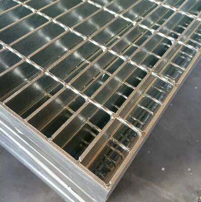 Grelhas de barras de aço galvanizadas e soldadas a quente 30X100mm para passarelas de plataformas e calçadas industriais