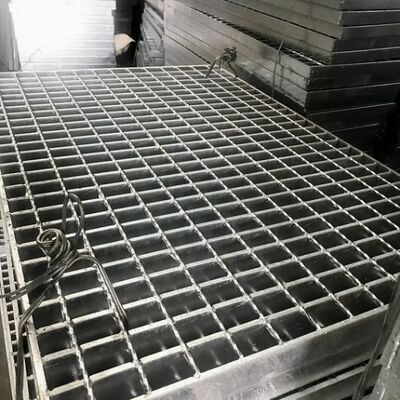 Grelhas de aço galvanizado pesado com superfície serrada para aplicações antiderrapante