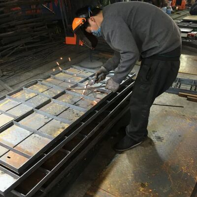 Grelha de aço galvanizado a quente para serviço pesado com vida útil de 40 a 50 anos e espaçamento de 30 mm para pisos industriais