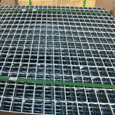 Grelhas de aço galvanizado duradouro e resistente ao deslizamento para passarelas industriais