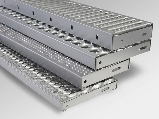 Escalinhas galvanizadas de aço com 25 x 3 a 100 x 8 barras de rolamento e padrão ANSI/NAAMM para escadas de degrau