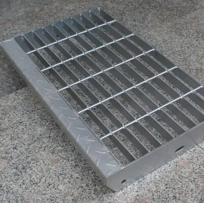 Grelha de Aço Galvanizado por Imersão a Quente com Malha Quadrada e Material Q235 para Degraus de Escada