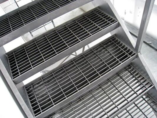 Pistas de escada de aço galvanizado resistentes à corrosão e resistentes à corrosião com superfície antiderrapante para caminhadas seguras
