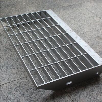 Degrau de escada em aço galvanizado com segurança antiderrapante e tamanhos personalizáveis para plataformas industriais