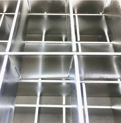 Escalinhas industriais galvanizadas a quente de grades de aço, com nariz antiderrapante e tamanhos personalizáveis