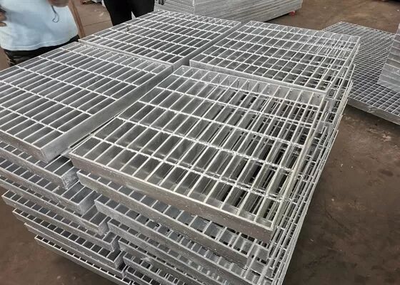 Plataforma de grade de aço galvanizado à prova de ferrugem com superfície serrilhada antiderrapante para passarelas industriais