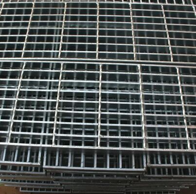 Grelhas de aço galvanizado serrilhado com barra de rolamento de 25x5 mm para calçadas e plataformas duráveis