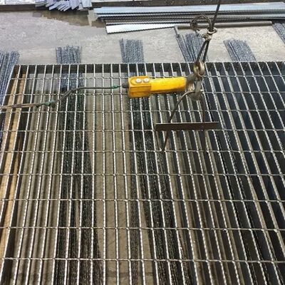 Galvanização a quente de aço carbono serrado barras simples soldadas grades de aço para plataformas industriais