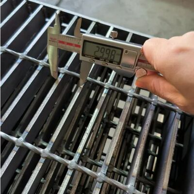 Grelha de Aço Galvanizado a Quente de Alta Resistência com Superfície Serrilhada para Plataformas Industriais