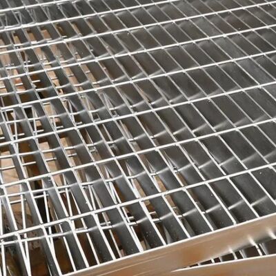Grelha de Aço Serrilhada Tipo Liso Soldada por Galvanização a Quente para Degraus de Escada e Projetos de Plataforma