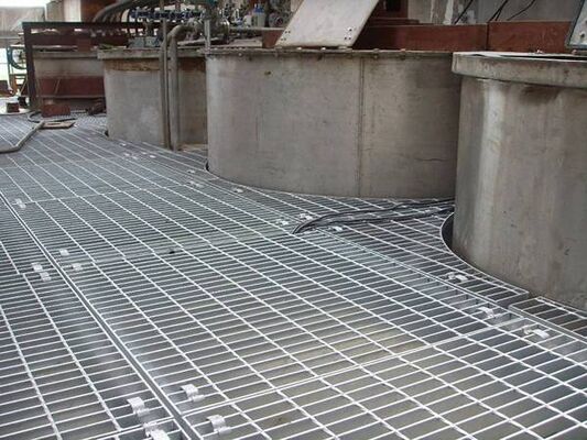 Plataforma industrial de grades de aço galvanizado antiderrapante com tamanhos personalizáveis