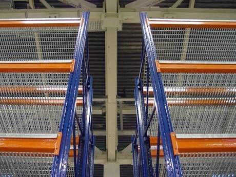 Grade de aço resistente galvanizado a quente com superfície serrilhada para plataformas industriais